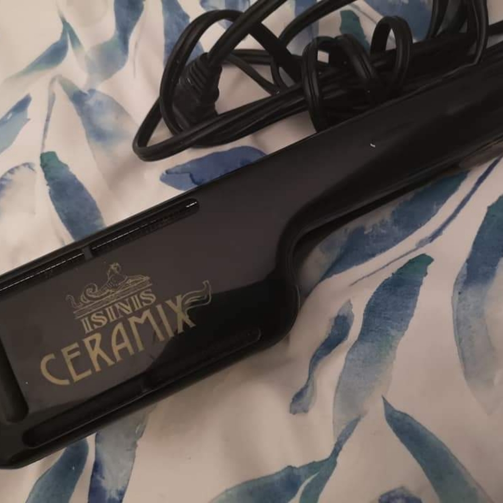 Isinis Ceramic hair straightener.